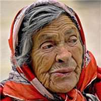 个性老太婆头像：小时候以为世界上只有两个国家：中国和外国。