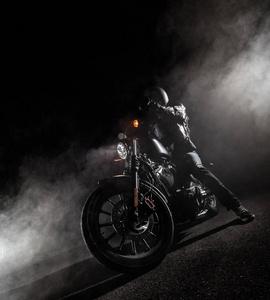 摩托车头像夜景：我会讲的故事可多了