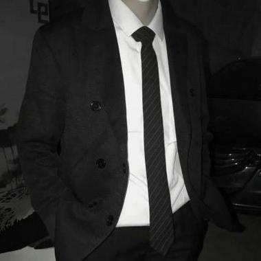 男生穿黑色西装的帅气头像图片：琉璃歌