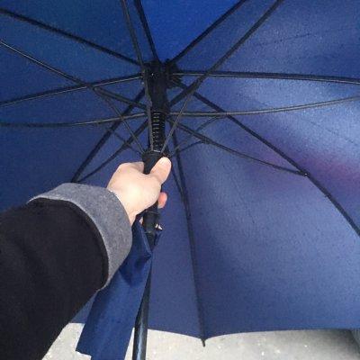 超大雨伞个性头像图片：　　说爱你的人不一定等得起你