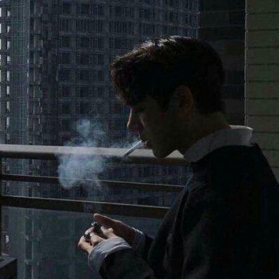 男生抽烟孤独感微信头像：原以为