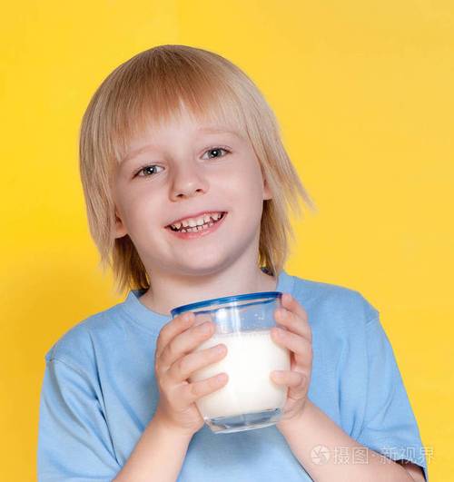 男童喝奶图片头像大全：我的愿望：开一间奶茶店吧