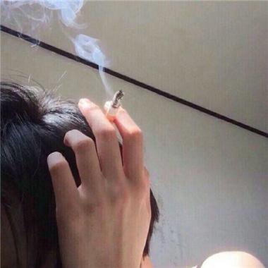 一个人孤单抽烟的微信头像男生图片： 清风微醺