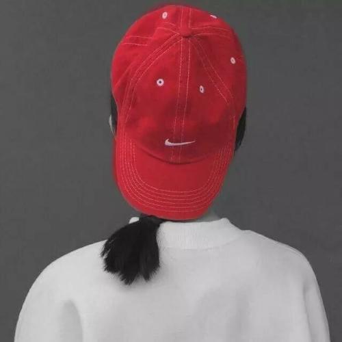 红色头像女生戴帽子：最能让人感到快乐的事