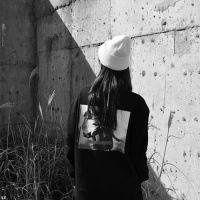 孤独小女孩背影黑白头像： 日子一天天过去