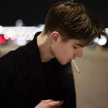 抽烟头像男生帅真人图片：活着就该努力向上