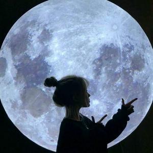 靠月亮的头像女生：别把我看透,那样你会对我失去所有兴趣