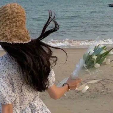 一个女生抱一束花的情侣头像 图文：没有谁必须要帮助你