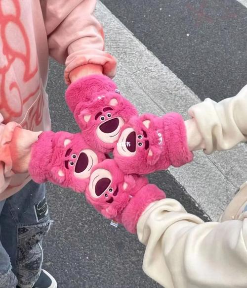 草莓熊和一个小女孩戴头巾头像： 世间所有的相遇