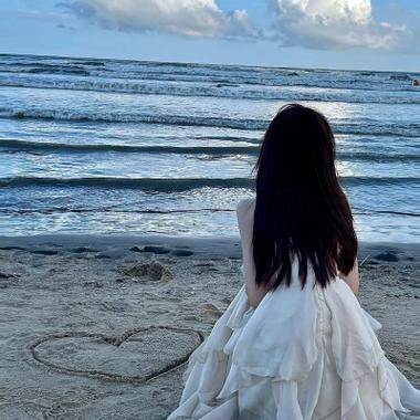 白衣服女生头像海边背影：今天我爱你