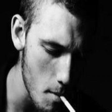 微信头像男生抽烟孤独和网名：八月的第一天