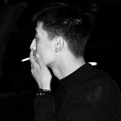 男生吸烟头像霸气黑白图片：遇见你之后 