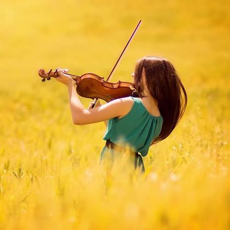 拉小提琴的女生头像图片：专一不是一辈子只喜欢一个人
