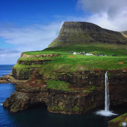 冰岛风景照片头像高清：做个废材 没有梦想 吃饭睡觉 保持可爱。