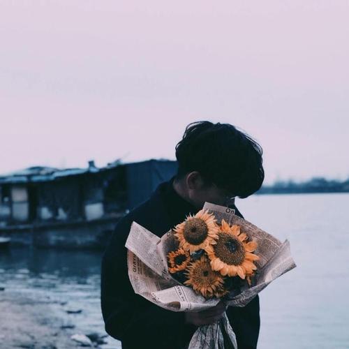 情侣头像一个男生拿了一束向日葵什么意思啊：台风来了