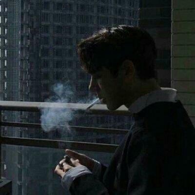 qq男生头像拿着烟：有些事真的懒得说 你能懂几分是几分 ​​​​。 ​​​​