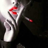 抽烟头像伤感：那些曾经以为念念不忘的事情就在我们念念不忘的过程里