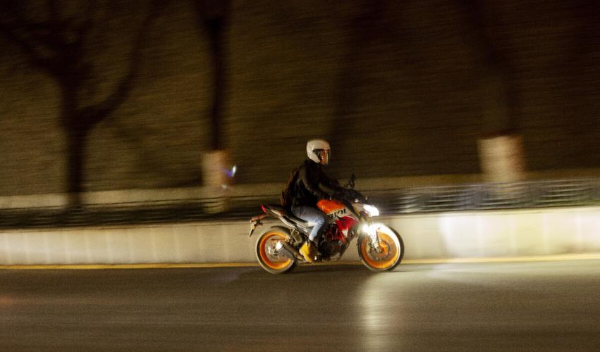 摩托车头像夜景：我会讲的故事可多了