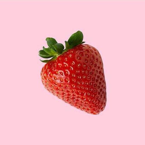 适合草莓的头像图片： 任何一对情侣走在一起