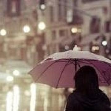 雨中撑伞漫步头像： 三魂七魄都因你极尽温柔。