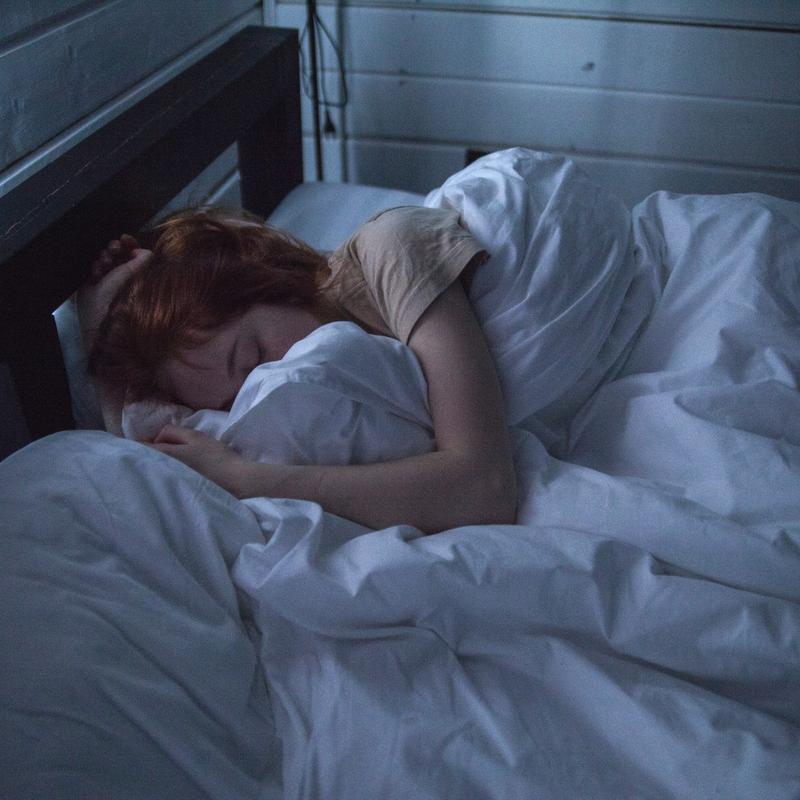 各种睡觉姿势的头像女图片：熬夜成自然了