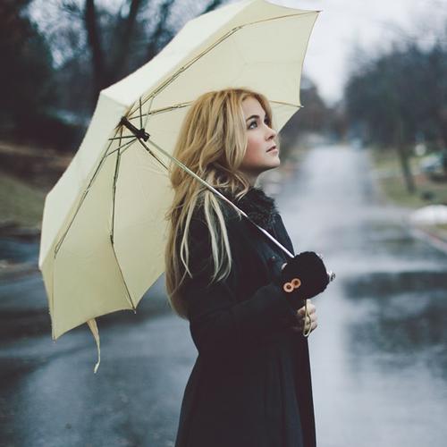 下雨撑伞丧气女头像图片： 我没有忧伤