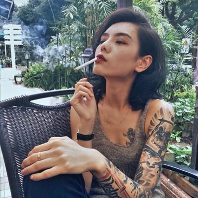 女生帅气纹身抽烟头像图片真人：很多人拒绝去爱