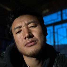 藏族男生的头像 抖音：我希望有一天能挽着你的手去敬各位来宾的酒。