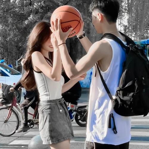 篮球超酷的情侣头像图片真人：我希望每天都能见到你。