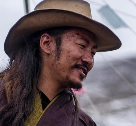 藏族男神的头像图片：感情这个词真的是很吸引人的吧