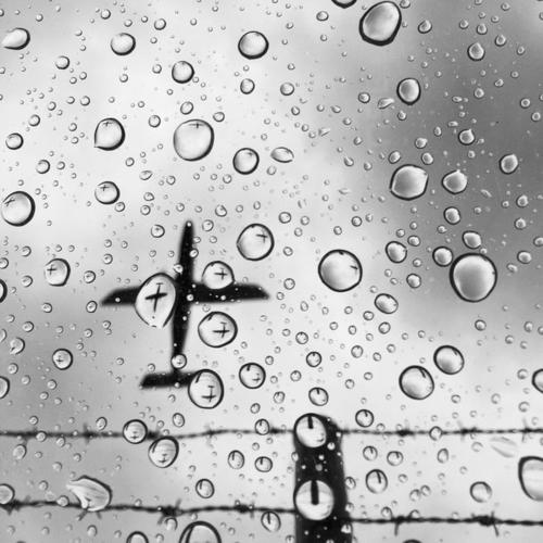 微信头像男士专用雨滴：生命之舟面对险滩