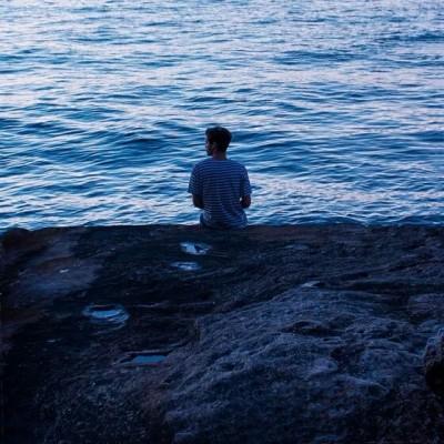 海边背影头像男生孤独高清图片： 我只担心一件事