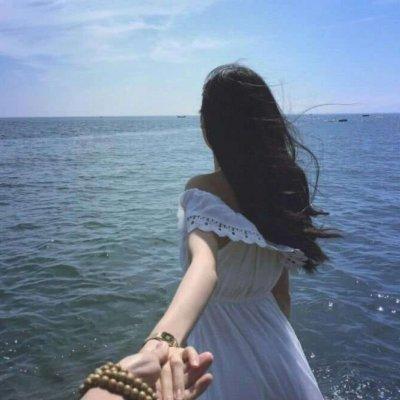 背景为海的情侣头像图片：还记得那一年牵你的手逛海边