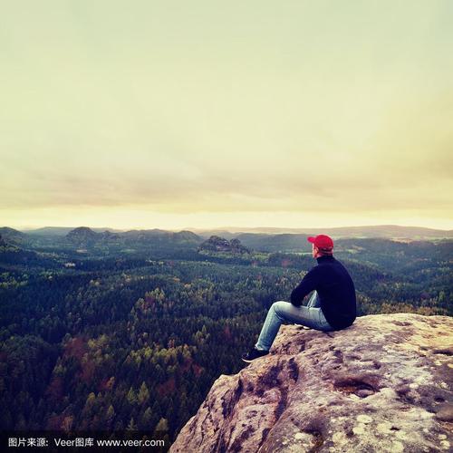 一个人坐在山顶的微信头像图片：尽管在人的一生中