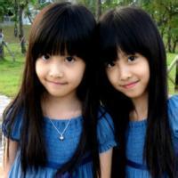 两个女孩双胞胎微信头像：我想要和你共度一把伞