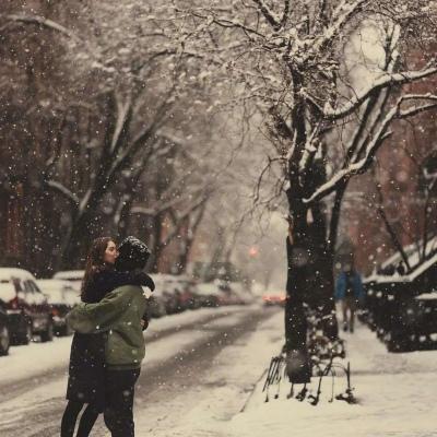在雪中牵手情侣头像：在两个人的世界里