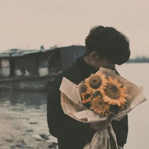 男生手捧花递给女生头像：真是个奇怪的生物 情绪多 眼泪多 明明经常笑着 可是却没有经常快乐着。