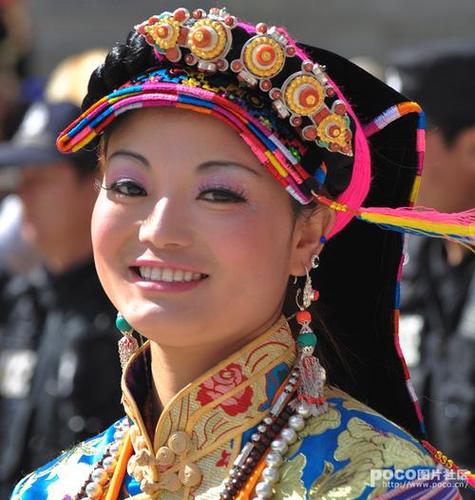 藏族女孩子带花的头像： 所谓古代的商业模式就是：下班后你会心不甘情不愿地被骗钱