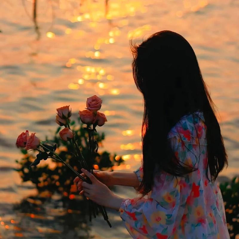 一个女孩举一朵花的情侣头像图片：女孩