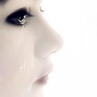 含着泪的美女头像： 当爱情缺席的时候