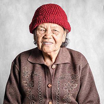 中国老年女性头像图片：希望病痛苦难快点过去