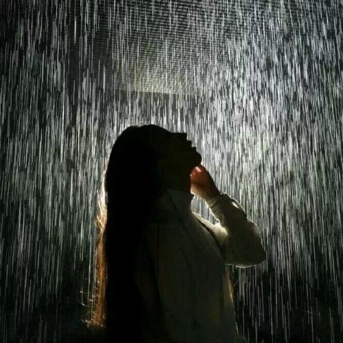 雨中模糊头像女： 水来我在水中等你