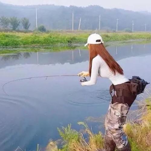钓鱼美女头像图文：他总是在这条小溪里钓鱼。