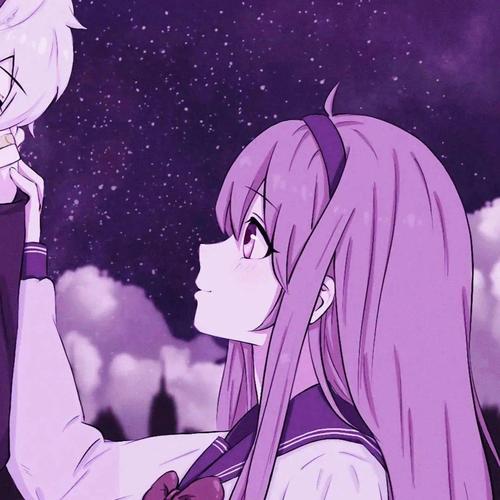 紫色可爱卡通情侣头像： 你闻到什么味道了吗？怎么你一出来空气都是甜的了。