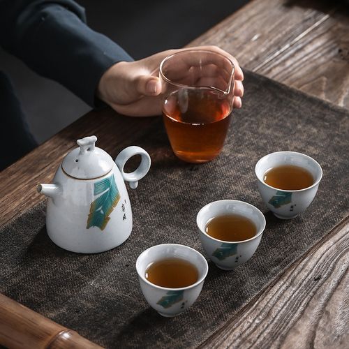 日式茶具头像男生可爱高级图片：我们许久许久地缄默不语