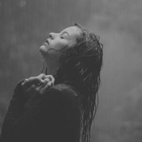 淋雨头像女真人：心中有场梅雨