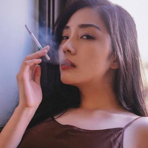 吸烟的女人头像唯美图片大全：戴着耳机听歌听到耳朵痛了