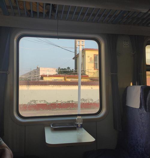 用火车车窗做头像的寓意：再多的阳光又怎样