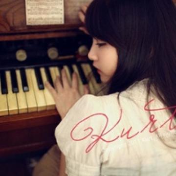弹钢琴的女生头像唯美： 孤独是空气