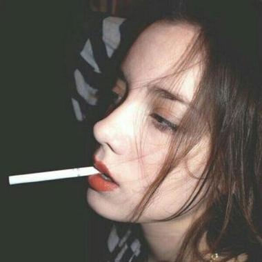 女头像拽酷抽烟真人： 明白活得开心的方式